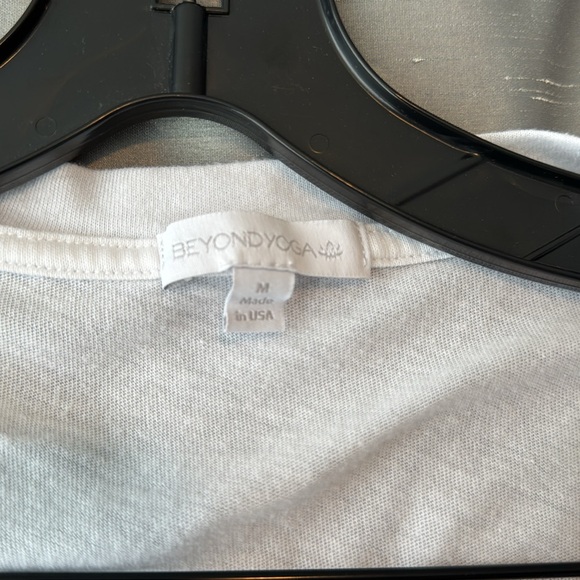 Beyond Yoga White V-Neck Crop Top - Picture 2 of 3
